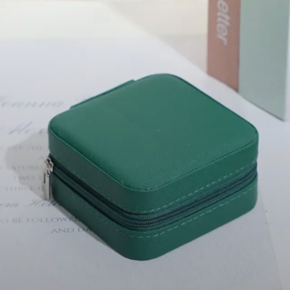 Green Leather Jewelry Storage Box/Travel Box/Portable Jewelry Box - Picture 1 of 9